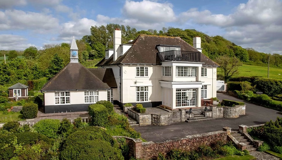 Huntingball Lodge