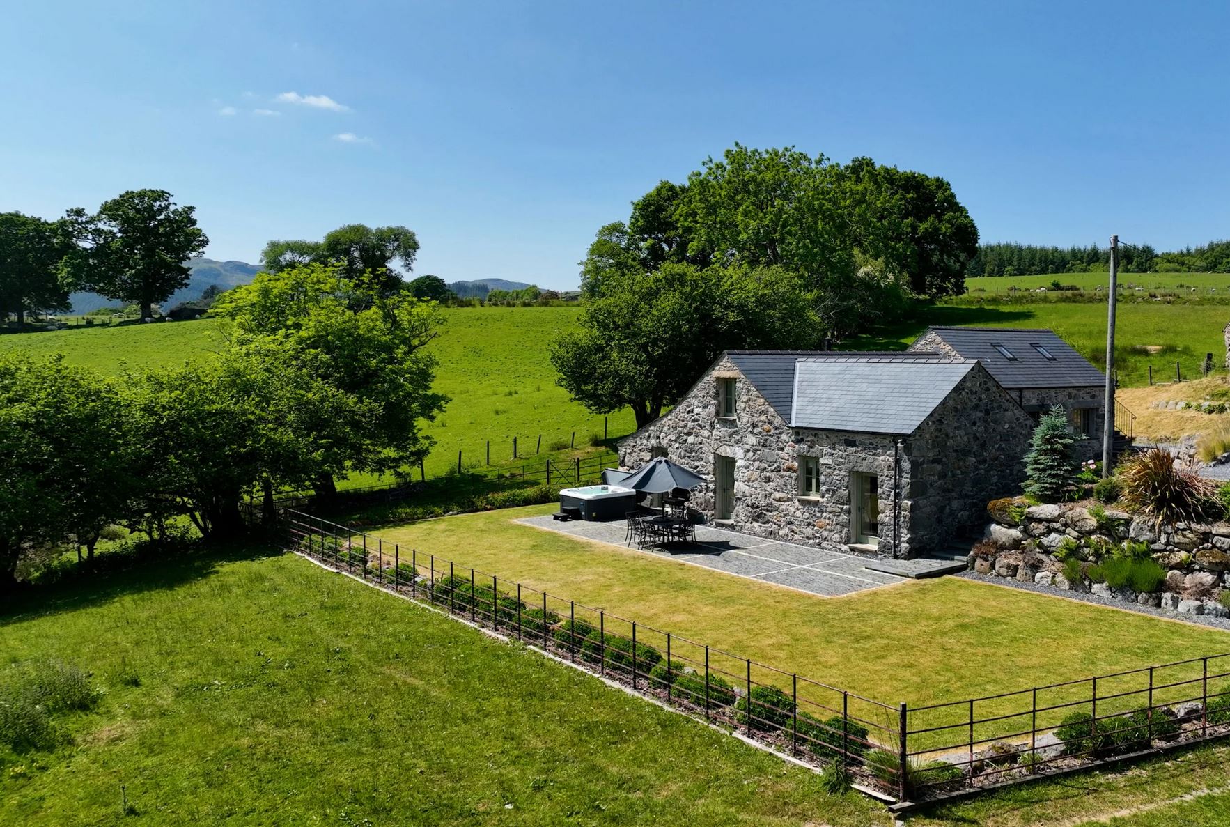 Bythynnod Bryn Caled Cottages